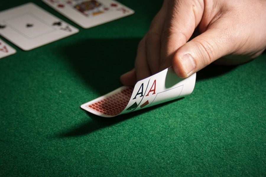 Un par de ases en una partida de poker - -
