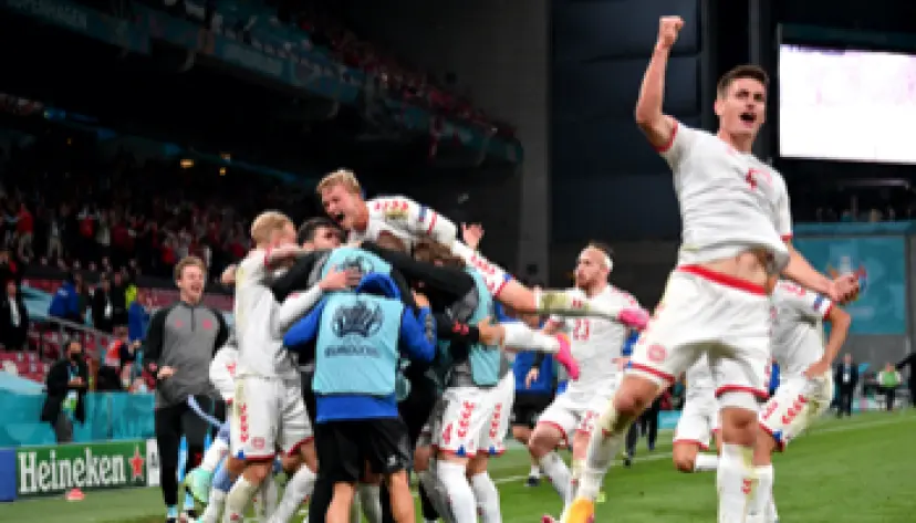 Los jugadores de Dinamarca celebran un gol