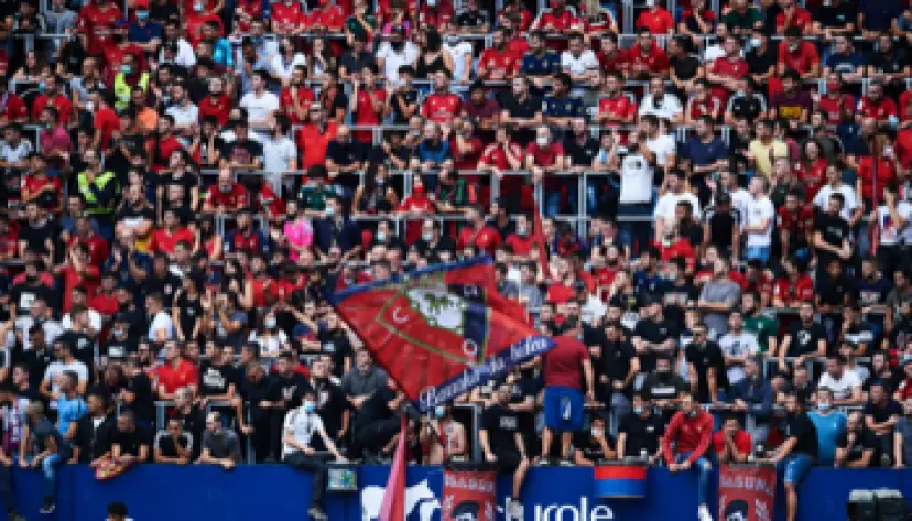 Los fanáticos de Osasuna muestran su apoyo durante el partido.