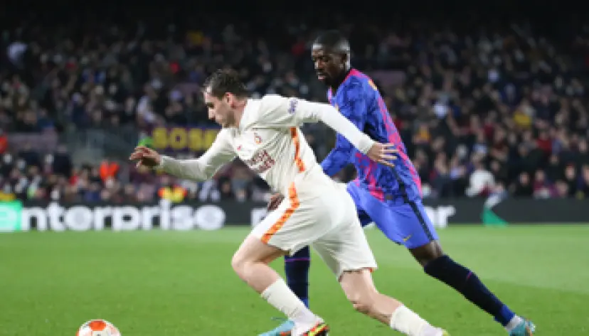 Kerem Akturkoglu del Galatasaray, Ousmane Dembélé del FC Barcelona durante el partido de ida del FC Barcelona y el Galatasaray en el Camp Nou el 10 de marzo de 2022.