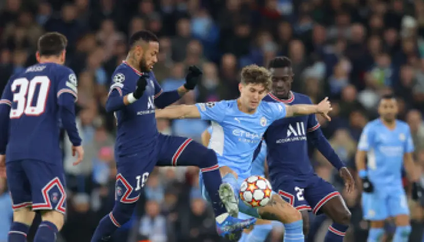 Neymar Jr (PSG) disputa un balón contra un rival del Man City en la Champions