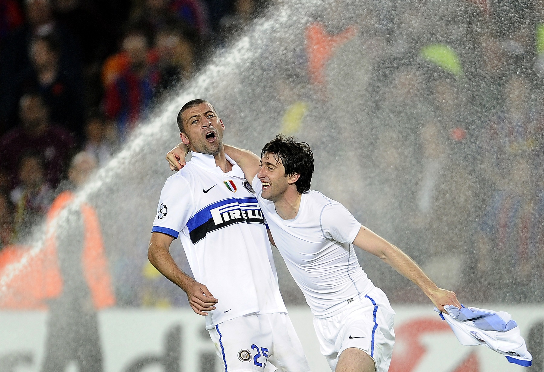 Diego Milito y Walter Samuel celebran eliminación del Barcelona a manos del Inter de Milan en la 09/10.