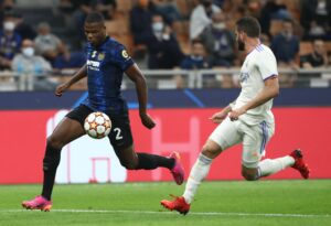 MILAN, ITALY - SEPTEMBER 15: Denzel Dumfries of FC Internazionale competes for the ball with Nacho of Real Madrid during the UEFA Champions League group D match between Inter and Real Madrid at Giuseppe Meazza Stadium on September 15, 2021 in Milan, Italy. (Photo by Marco Luzzani/Getty Images)